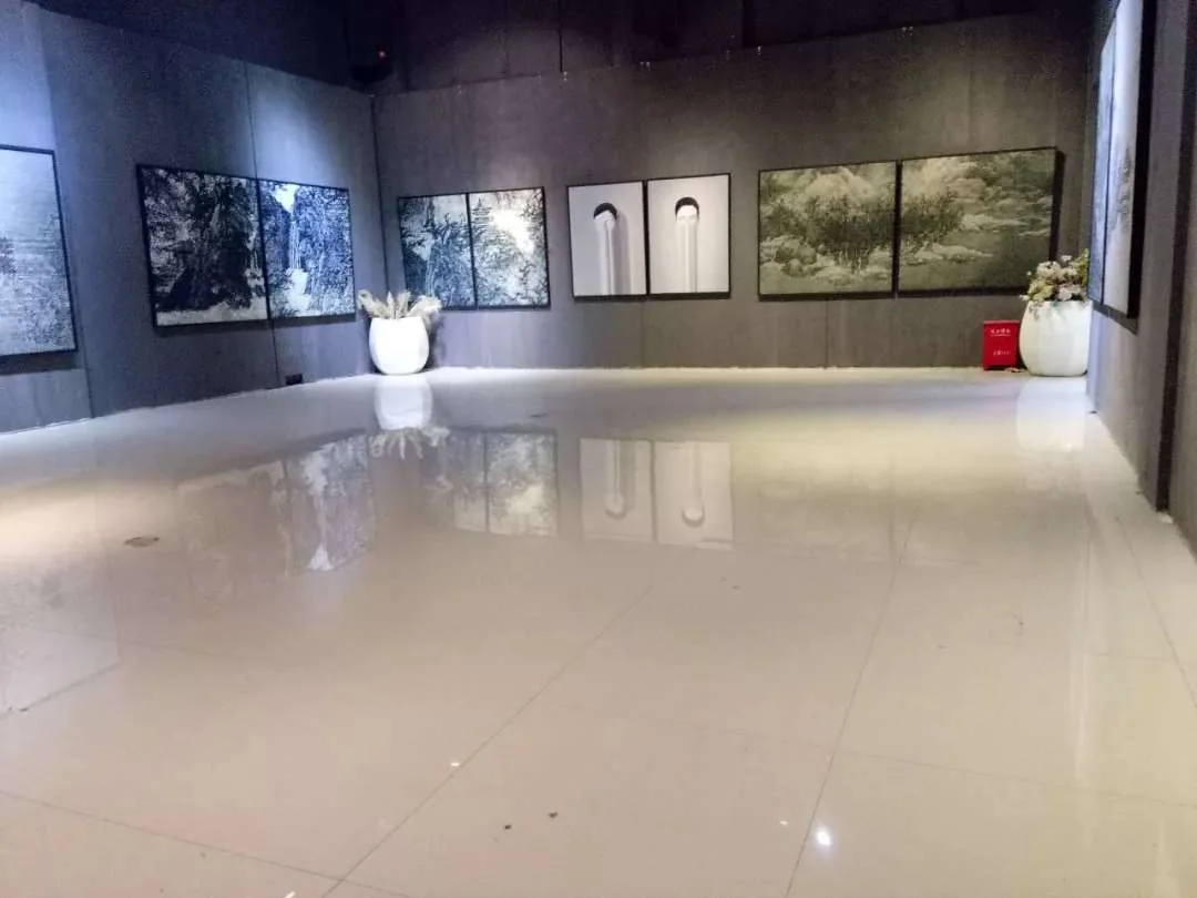 蓝房子展厅里的绘画与雕塑,2020年记录